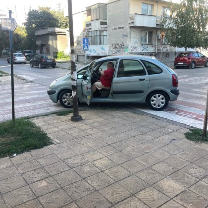 Мъж успя да паркира автомобила си на две пешеходни пътеки