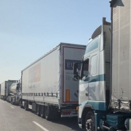 Движението на камиони над 20 тона по пътни участъци на