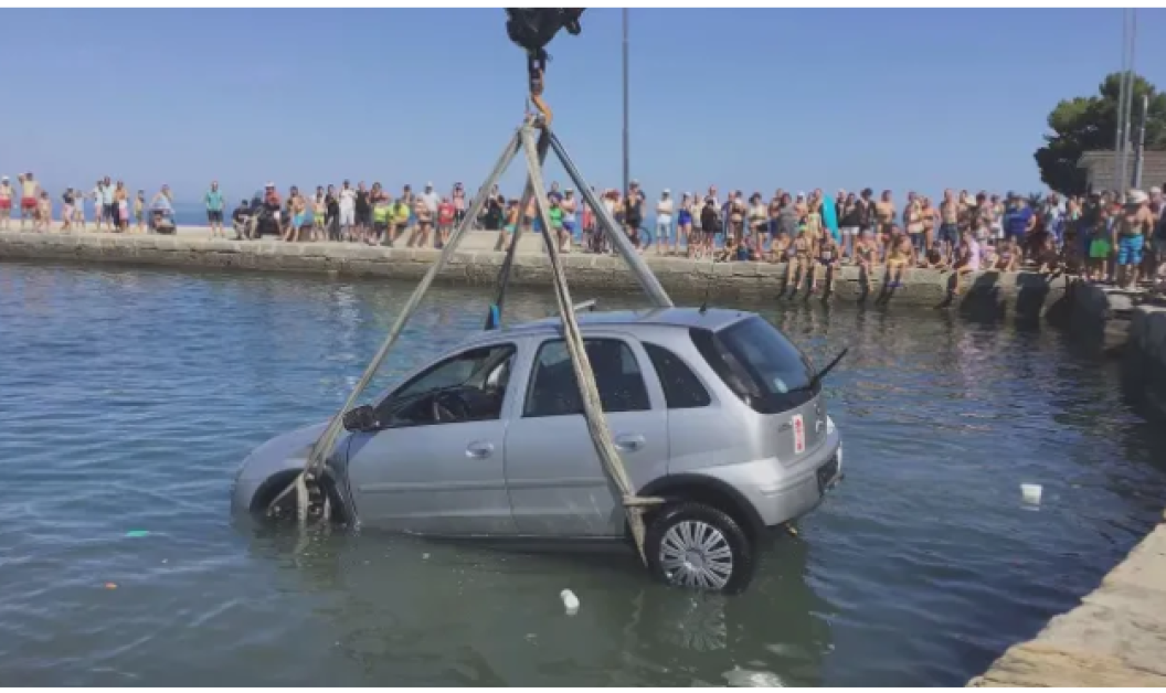 Баба и внуче паднаха с кола в морето