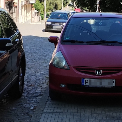 Шофьор паркира колата си на тротоар в град Карлово Това става