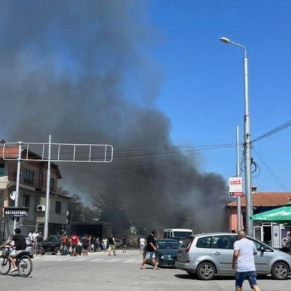 Голям пожар пламна в Столипиново, на място има линейки и пожарни ВИДЕО