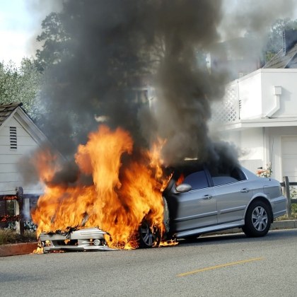 Лек автомобил се е самозапалил в движение в района на