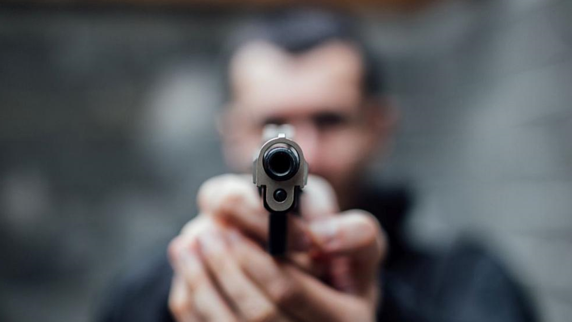 18-годишен простреля човек