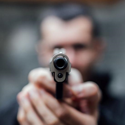 18-годишен простреля човек