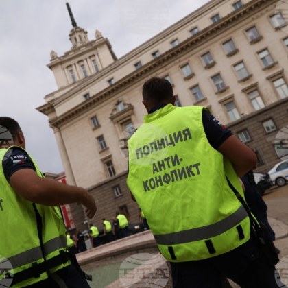 Два протеста се провеждат в момента в триъгълника на властта