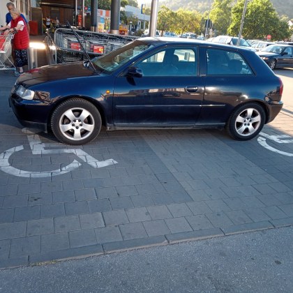 Култово паркиране в Пловдив потресе местните жители Водач паркира на