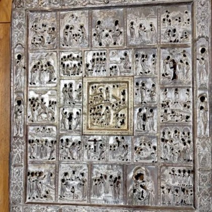 Свети мощи св Евангелие жезъл икони богослужебни вещи и утвар