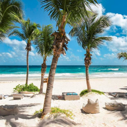 Ах плажът където земята се слива с морето Сезонът на