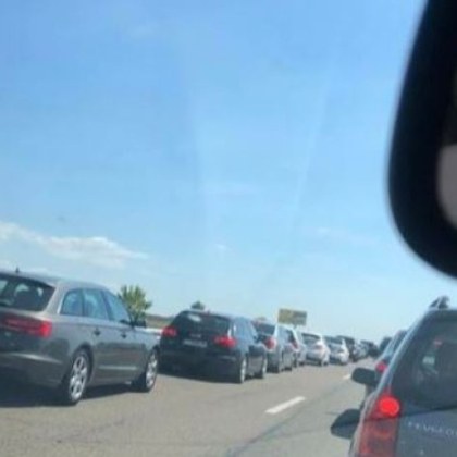 Пътен инцидент затруднява движението на АМ Тракия към София край