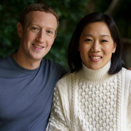 Марк Зукърбърг постави статуя на съпругата си Присила Чан в