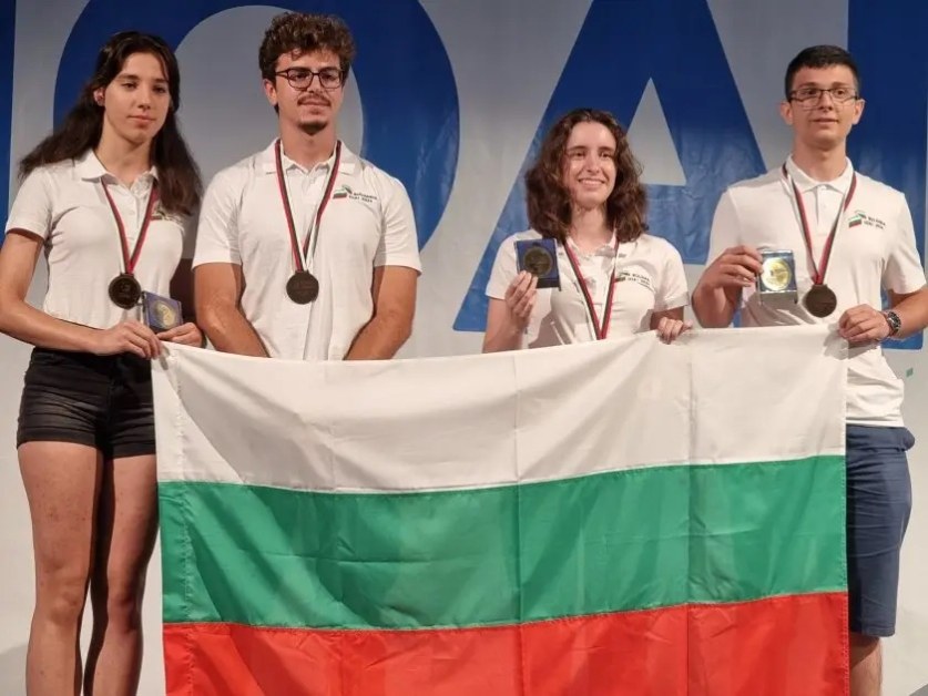 Златен и два бронзови медала за България на първата AI Олимпиада