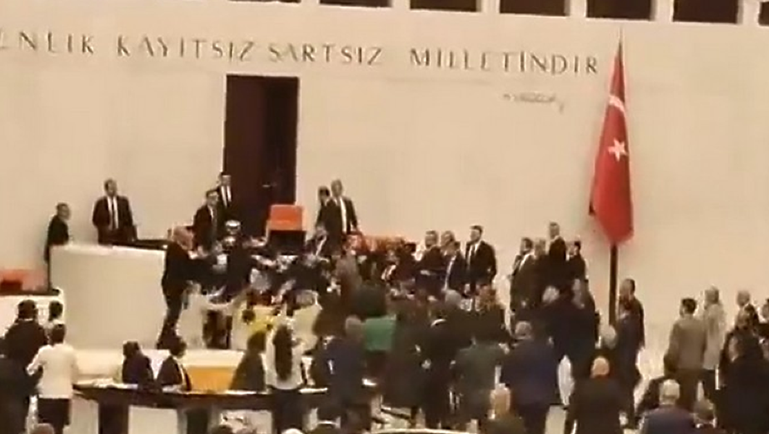 Депутати се сбиха в турския парламент ВИДЕО
