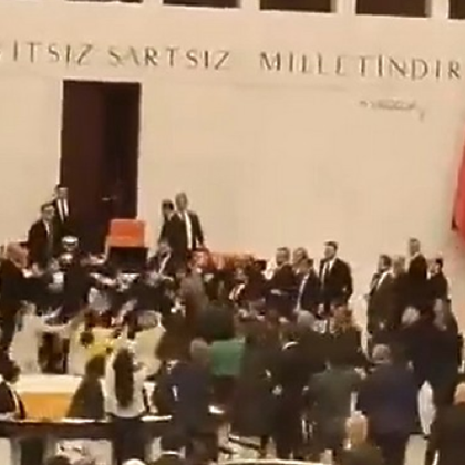 Турски депутати се сбиха в пленарната зала по време на