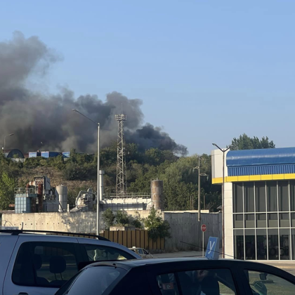 Пожар гори в складове на бившия ремонтен завод в Шумен