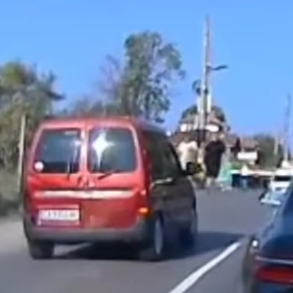 Запис от София показва ситуация в която пешеходци и шофьори