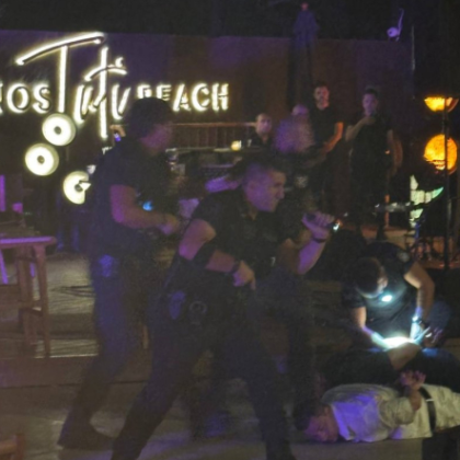 Гръцките власти все още издирват трима след стрелбата и масовия