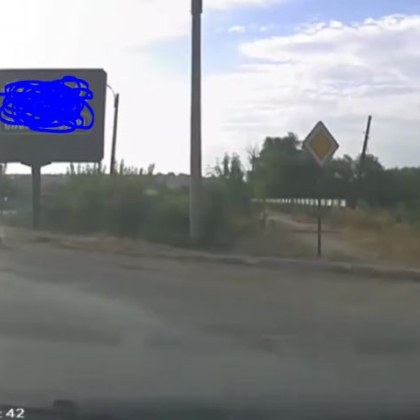 Абсурд! Моторист пое в насрещното на кръгово, тръгна срещу кола ВИДЕО