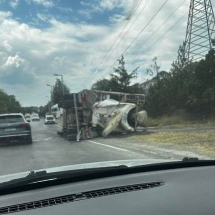 Тежък пътен инциден затруднява движението към един от столичните квартали