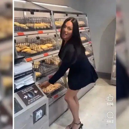 Видео което показва как жена съблича бельото си и го