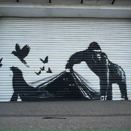 Tворбата на Банкси върху щора на входа на Лондонската зоологическа