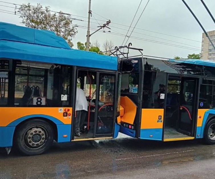 Два тролея се блъснаха в София СНИМКА