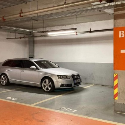 Неправилно паркиран автомобил Ауди беше заснет на паркинг на столичен