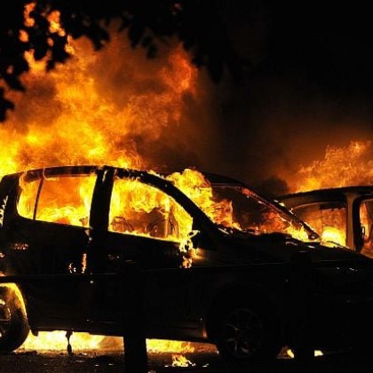 Хале с автомобили е горяло тази нощ в пернишкия квартал