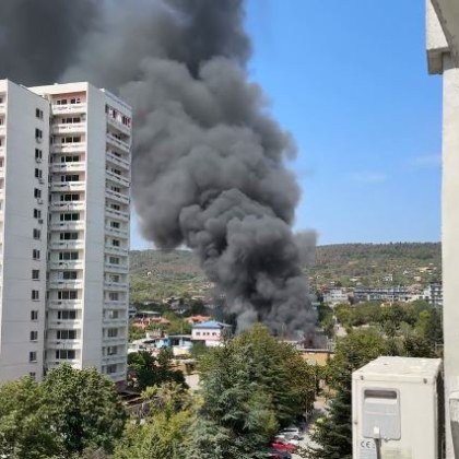 Голям пожар гори в този момент във Варна Гъсти черни