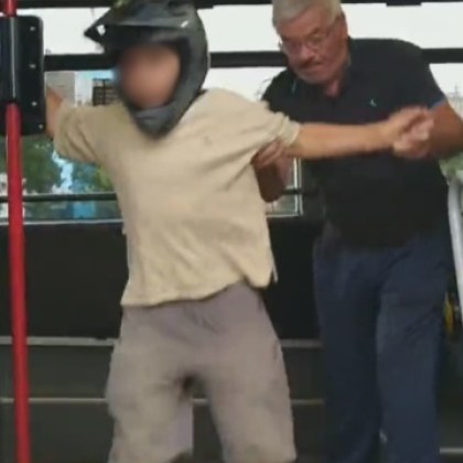 Шофьор на автобус от столичния градски транспорт грубо изхвърля дете