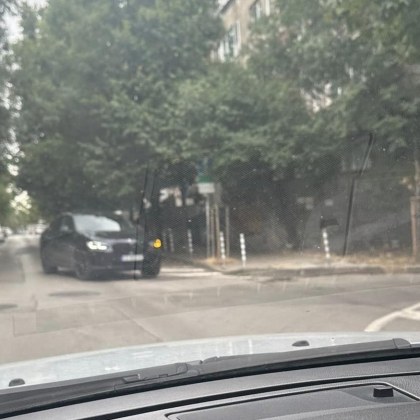 Мъж алармира за зачестяване на случаите в които автомобили преминават