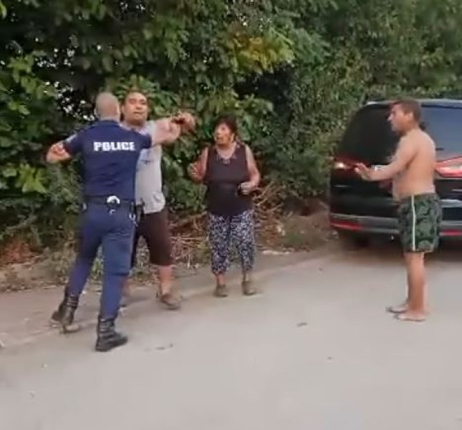 Група роми скочиха на полицаи, наложи се използването на електрошок ВИДЕО