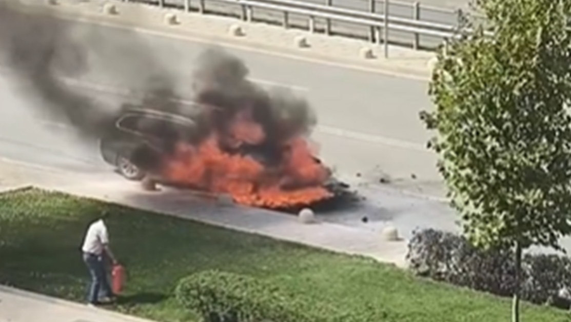 Кола се запали в София ВИДЕО