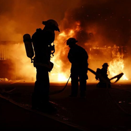 Голям пожар е избухнал край гаражите на три блока в