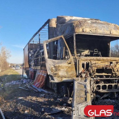 Камион изгоря на Подбалканския път, движението е затруднено