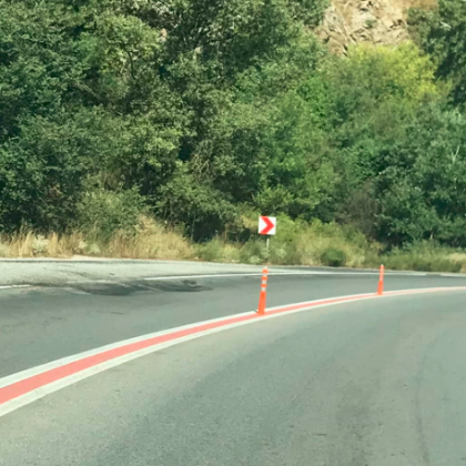 Разбитите от джигитите колчета ограничаващи изпреварването в Кресненското дефиле са