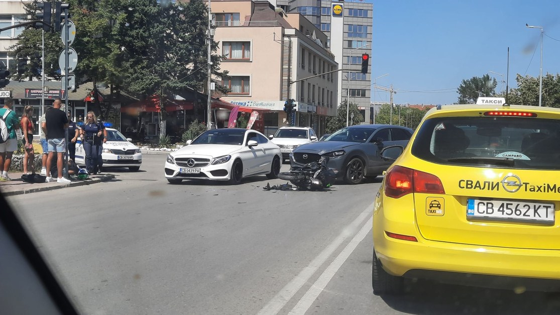 Катастрофа с моторист в София
