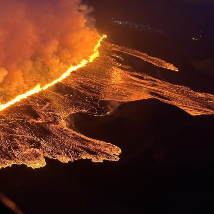 Вулкан в югозападна Исландия изригна разпръсквайки нажежена лава и дим в