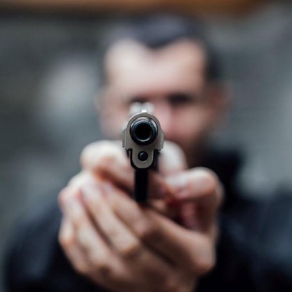Мъж заплаши друг с пистолет