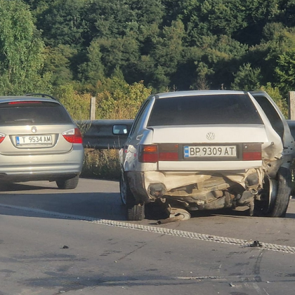 Първи снимки показват верижната катастрофа между няколко коли която затруднява
