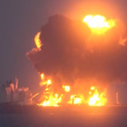 Голям пожар гори на изоставен танкер след нападение на йеменските