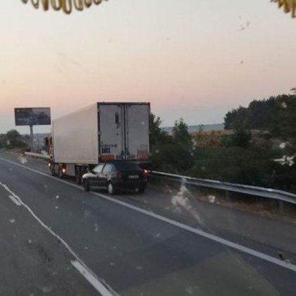 Кола се блъсна в камион на АМ