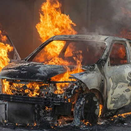 Френски полицай беше ранен при експлозия на горящ автомобил на