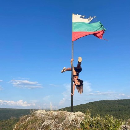 Популярна родна танцьорка се прояви с акробатично изпълнение на пилон