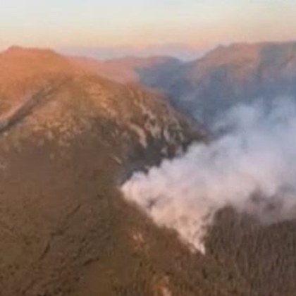 Продължава да гори пожарът който избухна вчера вечерта под Черни