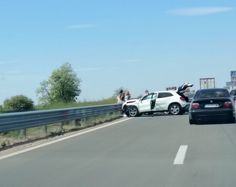 Две коли се сблъскаха на АМ Тракия, блокираха изпреварващата лента СНИМКИ