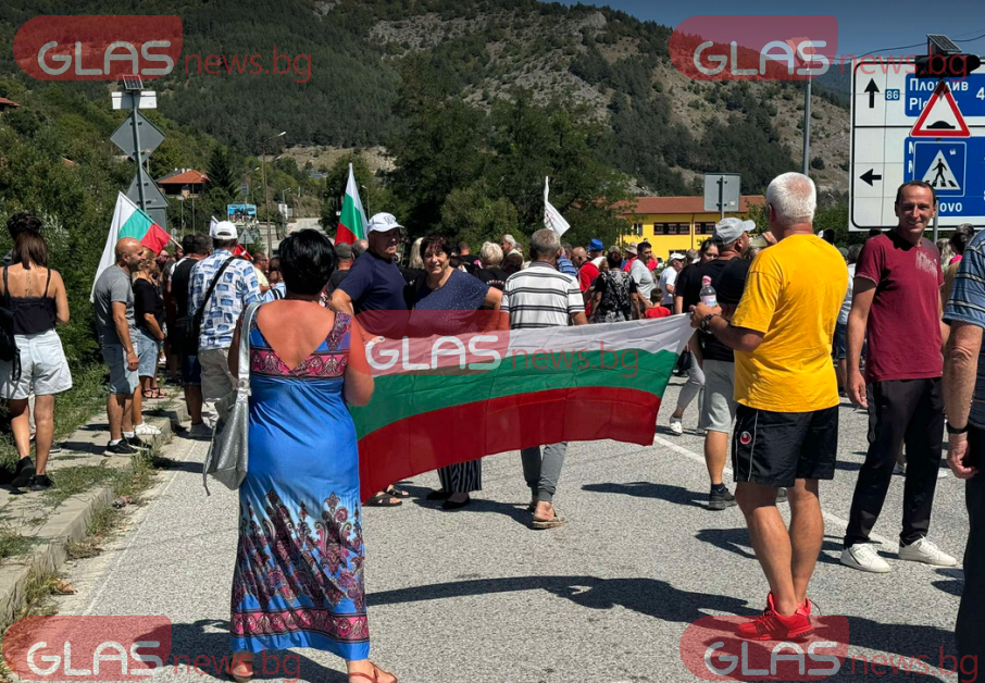 Голям протест затвори пътя Асеновград-Смолян СНИМКИ