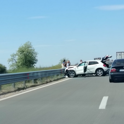 Две коли се сблъскаха на АМ Тракия, блокираха изпреварващата лента СНИМКИ