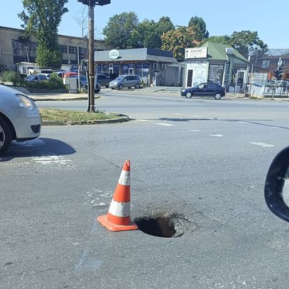 Огромен кратер зейна на улица в София За ситуацията алармират