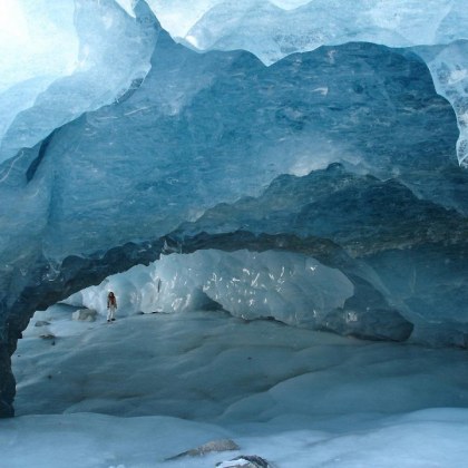 Двама души бяха ранени а двама са в неизвестност след