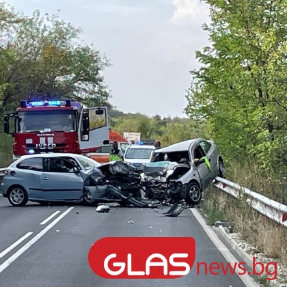 Челен сблъсък между два автомобила на пътя между асеновградските села Червен